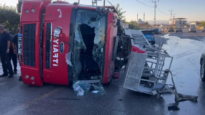 Malatya'da itfaiye aracı devrildi: Sürücü dahil 3 itfaiye eri yaralandı!
