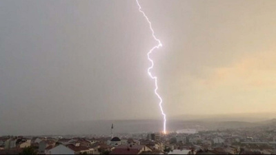 Çanakkale'de yıldırım düşme anı kamerada! Mezarlıkta yangına sebep oldu