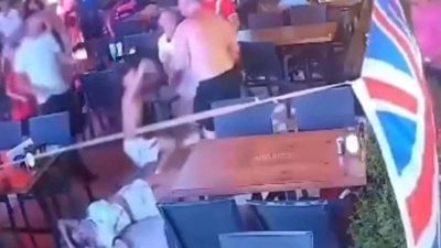 Marmaris'te ortalık karıştı: İngiliz turist eşini fırlattı çocuklarını da darbetti
