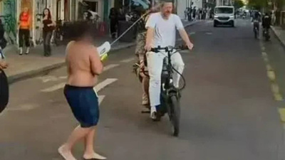 Sosyal medya uğruna şehri ayağa kaldırdı! Turistleri su tabancasıyla kovalayan çocuğa gözaltı