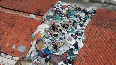 Evini çatıya kadar çöple doldurdu