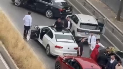 Yolu kapattılar trafikte terör estirdiler! Görüntüler sosyal medyada yayılınca cezadan kaçamadılar