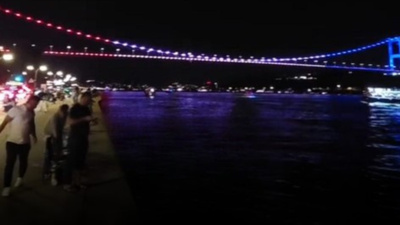 FSM Köprüsü Amerikan bayrağı renkleriyle ışıklandırıldı