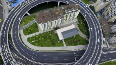 Taşınmayı reddedince otoyolu apartmanın etrafına yaptılar