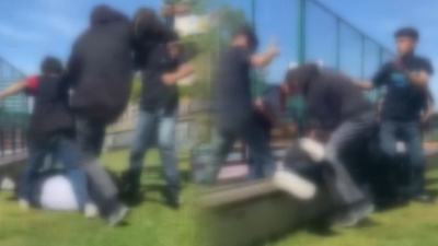 Bir grup çocuk sınıf arkadaşlarını öldüresiye dövdü! O anlarda kameralar kayıttaydı