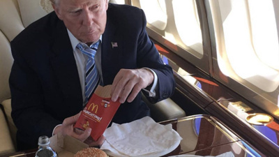 Trump zirveye gelirken de şaşırtmadı! Uçak menüsü sosyal medyada gündem oldu
