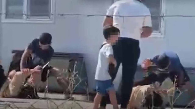 Ayrılmak istediği için çocuklarının gözü önünde eşini döven kişi tutuklandı