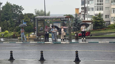 Yağmura hazırlıksız yakalananlar sığınacak yer aradı