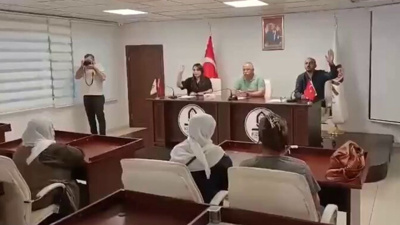 Belediye toplantısında yumurtalı protesto! Başkan partisinden ihraç edilmişti