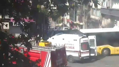 İstanbul'da İETT otobüsü ambulansa çarptı: Yaralılar var