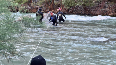 Çayda kaybolan genci bulmak için dev kayalar kırıldı: Sınır ötesi arama yapıldı