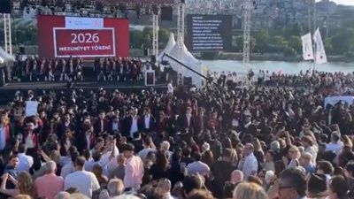 Bilgi Üniversitesi mezuniyetinde protesto: Öğrenciler sırtını döndü, rektör sahneden indi