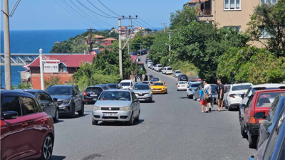 Plaj tıklım tıklım doldu: Otopark yetmedi araçlar dizildi