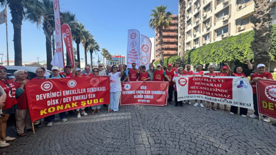 İzmir'de emekliler SGK önünde: 'Bir ev, bir araba alırken şimdi bir kümes bile alamıyoruz'