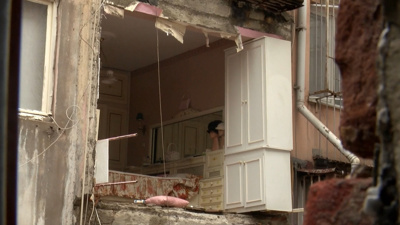 Şişli'de binanın duvarı düştü; deprem oldu sandılar