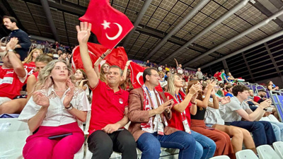 Özgür Özel'den Filenin Sultanları'na tebrik telefonu