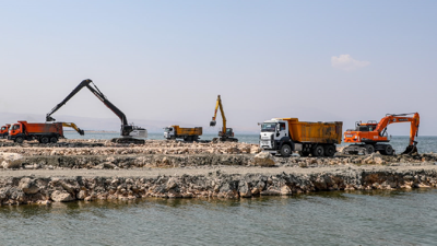 İş makineleri göle girdi: Milyonlarca ton çamur çıkarıldı