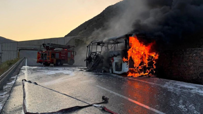 Seyir halindeki yolcu otobüsü alevlere teslim oldu!