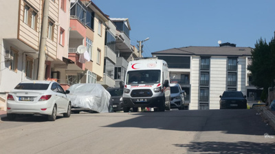 Gece kanepede uyumuştu: Sabah evinin salonunda kanlar içinde cesedi bulundu