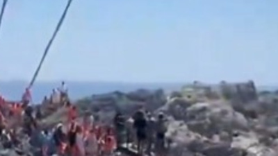 Ölüdeniz'de can pazarı! Tur teknesi su aldı yolcular kayalıklara sığındı