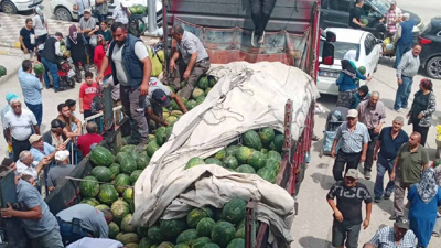 "Olan var olmayan var" dedi: 27 ton karpuzu bedava dağıttı