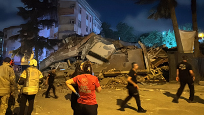 İstanbul'un göbeğinde 4 katlı bina çöktü
