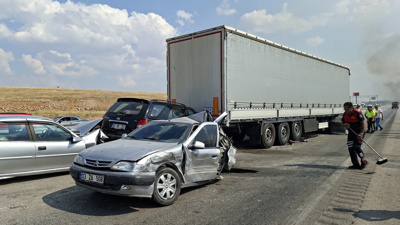 Anız yangını ortalığı birbirine kattı: 13 aracın karıştığı zincirleme kazada 3 yaralı