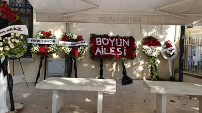 Firari çete yöneticileri cami avlusuna çelenk dizdi
