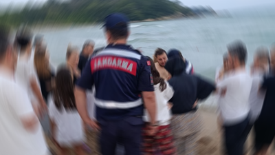 Girmenin yasak olduğu denizde ablasını kurtarmak isterken canından oldu