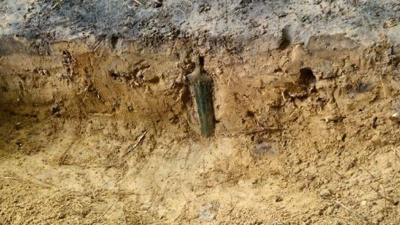 27 yüzyıldır yerin altında dimdik keşfedilmeyi bekliyormuş: Toprağa saplanmış halde bulundu!