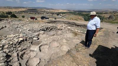 Hattuşa'da heyecanlandıran keşif: Antik kentin ortasında 16 dev küp bulundu