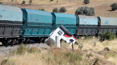 Yük treni kamyona çarptı! Sürücü yaralandı