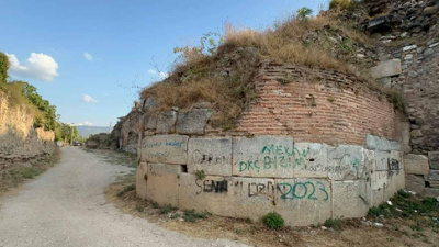 2 bin yıllık İznik surlarını isim ve telefon numaralarıyla doldurdular