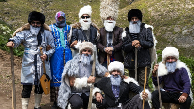 150 yıldır bu köyde yapılıyor: Yüzlerine maske takıp kız kaçırmak için kapı kapı dolaşıyorlar