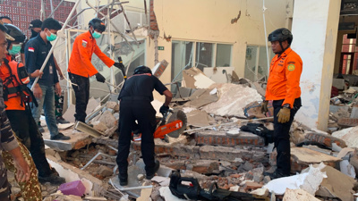 Endonezya'da 7,7 büyüklüğündeki deprem: Can kaybı yükseliyor