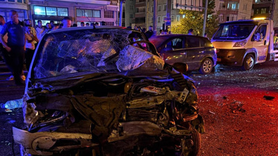 Kırmızı ışıkta geçtiği öne sürüldü: 3 otomobil çarpıştı, 5 kişi yaralandı