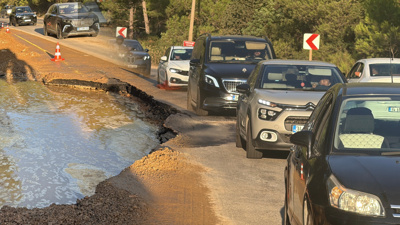 Su hattı bomba gibi patladı! Asfalt çöktü trafik felç oldu