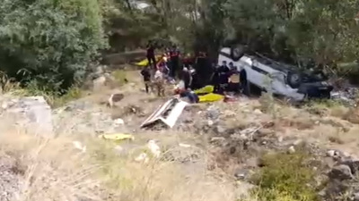 Katliam gibi kaza! Yolcu minibüsü devrildi: 4 ölü 10 yaralı