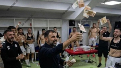 Çantayla soyunma odasına girdi: Futbolcularına para saçtı