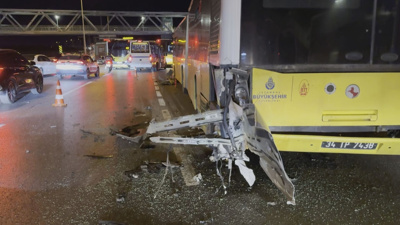 Otomobil İETT otobüsüne girdi: 1'i ağır 3 yaralı