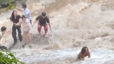 Selfie uğruna ölümden döndüler! Şelalede ani sel baskını turistleri sürükledi