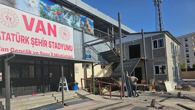 50 yıllık Atatürk Stadı yıkılmaya başlandı