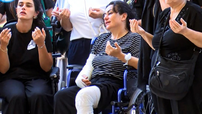 Katliamdan kurtulan anne tekerlekli sandalye ile eşi ve oğlunu uğurladı!
