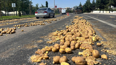 Yol patates tarlasına döndü! TIR’dan 1 ton patates döküldü