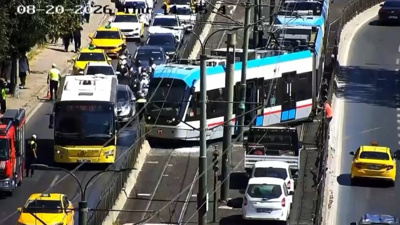 İstanbul'da tramvay raydan çıktı: Yolcular tahliye edildi