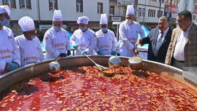 Dünya rekoru kırdı: 7 bin 800 litrelik kazanda kuru fasulye kaynatıldı