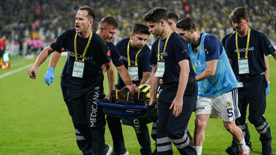 Fenerbahçe'de Kerem Aktürkoğlu sedyeyle çıkarılıp hastaneye götürüldü