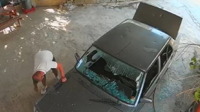 Eski sevgilisine dehşeti yaşattı! Ölümle tehdit edip satırla aracın camlarını kırdı