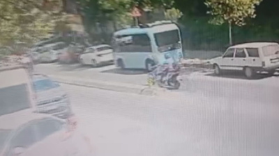 Karşıya geçmek isterken motosiklet çarptı hayatını kaybetti: Kaza kamerada