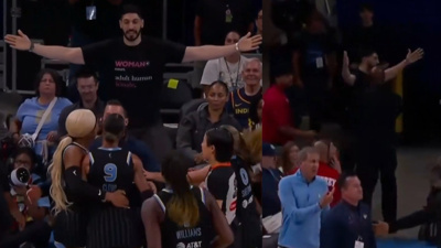 FETÖ'cü Enes Kanter'i salondan attılar! Kadın basketbolcular üzerine yürüdü
